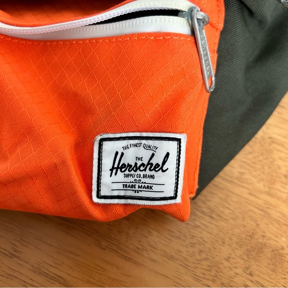 NWOT Herschel Seventeen Hipsack - Picture 6 of 6